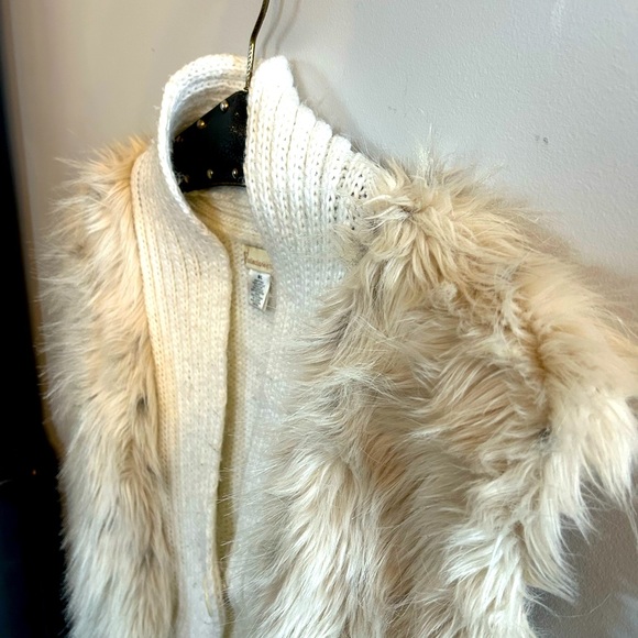 Faux fur vest! ✌️ - Picture 2 of 4
